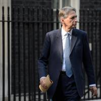 British Foreign Secretary Philip Hammond leaves Downing Street on Wednesday after a meeting to discuss the ongoing crisis involving the Islamic State radical group.  British Prime Minister David Cameron broke off his holiday the same day for talks on the threat posed by Islamic State jihadists following the \"shocking and depraved\" apparent beheading of U.S. journalist James Foley. | AFP-JIJI