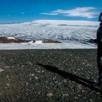 Scientists Saturday fix and update a seismometer and communications equipment that broke down on Iceland\'s Bardarbunga volcano. Iceland lowered its alert over the nation\'s largest volcanic system to orange on Sunday after keeping it for one day at the maximum level of red amid fears of an imminent eruption. | AFP-JIJI