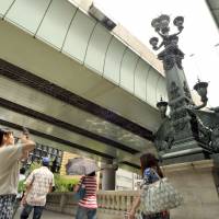 An ornate statue marks the middle of Nihonbashi Bridge, which was a prominent landmark in the capital’s development. | YOSHIAKI MIURA