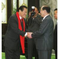 Opposition lawmaker Antonio Inoki meets with Kim Yong Nam, North Korea\'s ceremonial head of state, in Pyongyang on Saturday. | KYODO