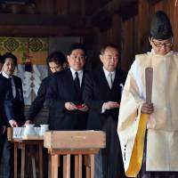 A group of 83 Diet lawmakers, including the Democratic Party of Japan\'s Yuichiro Hata (third from right) and Party for Future Generations chief Takeo Hiranuma (second from right), visits Yasukuni Shrine to honor the war dead on the 69th anniversary of Japan\'s surrender in World War II on Friday. | AFP