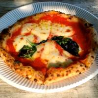 Oven-fresh: The classic Marinara pizza at Bakka in Shibuya. | ROBBIE SWINNERTON