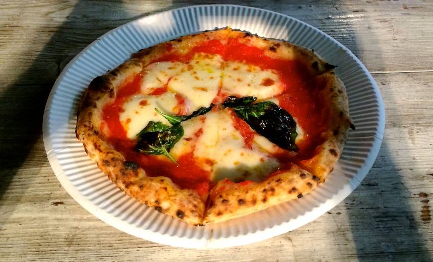 Napoli Pizza Tokyo Bakka Oven-fresh: The classic Marinara pizza at Bakka in Shibuya. | ROBBIE SWINNERTON