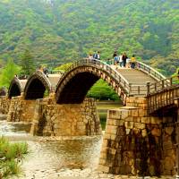 Tourists wander over the bridge’s wooden arches. | ANGELES MARIN CABELLO