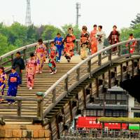 Women cross Kintaikyo Bridge wearing kimono for the festival. | ANGELES MARIN CABELLO