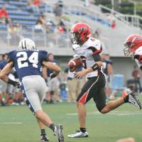 First blood: Bulls quarterback Keita Fujiwara (center) scores on a 14-yard run in the first quarter for a 7-0 lead over the Silver Star on Saturday at Kawasaki Fujimi Stadium. The Silver Star won 34-14. | HIROSHI IKEZAWA