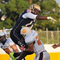 Constant pressure: Obic defensive end Kevin Jackson tries to block a pass during the first quarter of the Seagulls\' 86-0 win over the Taiyo Building Management Cranes in Kawasaki on Sunday. | HIROSHI IKEZAWA