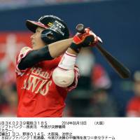 Make the difference: Fukuoka Softbank\'s Kenta Imamiya gets a hit to score the go-ahead run during the eighth inning of the Hawks\' 6-5 win over the Lions on Monday. | KYODO