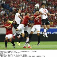 Take me higher: Vissel\'s Hiroyuki Komoto (far right) launches a header at the Urawa goal during the teams\' 2-2 draw on Saturday. | KYODO
