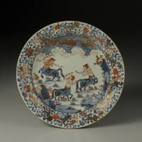 Porcelain Arita ware dish with a design of centaurs in overglaze polychrome enamels (1700-1730s)  |  THE MUSEUM OF ORIENTAL CERAMICS, OSAKA, PHOTO BY KAZUYOSHI MIYOSHI