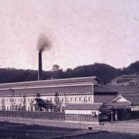 This photo from around 1970 shows the Ito silk factory, the predecessor of the Kameyama Silk Mill, in Yokkaichi, Mie Prefecture. | YASUNORI ITO/CHUNICHI SHIMBUN