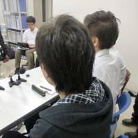 A 32-year-old Saitama Prefecture woman without a family register holds a press conference in Kobe Thursday after the Kobe Family Court ruled that she can use her mother\'s register. | KYODO