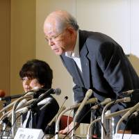 Riken President Ryoji Noyori apologizes during a news conference in Tokyo last Wednesday. | SATOKO KAWASAKI