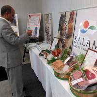 Halal-certified roast chicken, beef and yakitori draw a visitor\'s attention ahead of a news conference Thursday at the Makuhari Messe convention hall in the city of Chiba on the upcoming Japan Halal Expo 2014. | SATOKO KAWASAKI