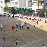 Although still in shock over the slaying of first-grader Mirei Ikuta, students at Kobe\'s Nakura Elementary School practice Monday for their upcoming sports day. | KYODO