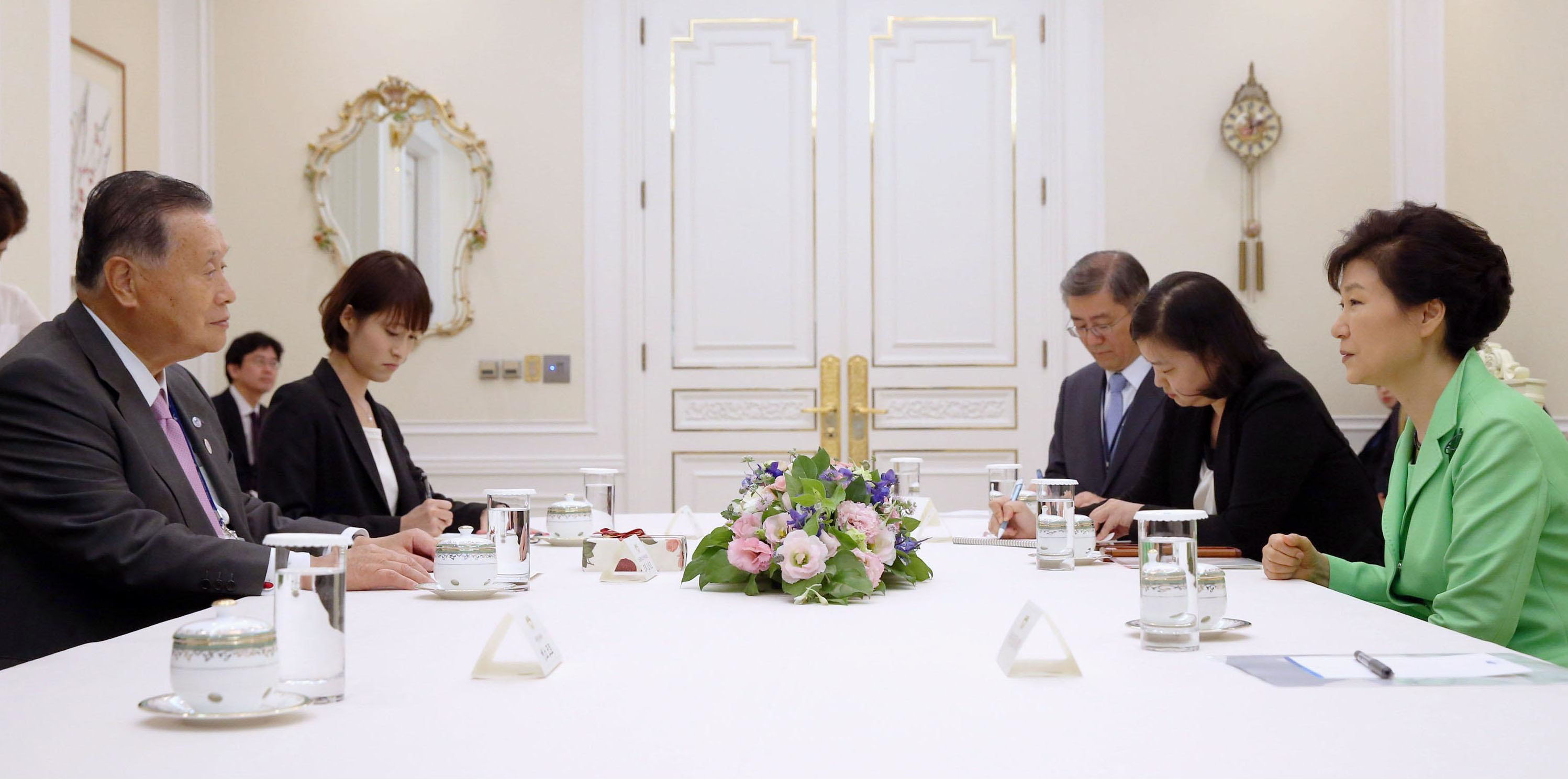 Former Prime Minister Yoshiro Mori (left) meets with South Korean President Park Geun-hye (right) in Seoul on Friday, on the sidelines of the opening ceremony for the 17th Asian Games. | AP