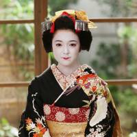 Pygmalion effect: Mone Kamishiraishi as an apprentice geisha in \"Maiko wa Lady (Lady Maiko).\" | &#169; 2014 FUJI TELEVISION NETWORK / TOHO / KANSAI TELECASTING CORPORATION / DENTSU / THE KYOTO SHIMBUN / KYOTO BROADCASTING SYSTEM / ALTAMIRA PICTURES ALL RIGHTS RESERVED.