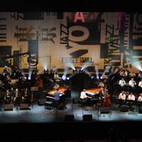 All that jazz: Makoto Ozone (on the left-side piano) and Christian McBride enchant the audience at the Tokyo Jazz Festival on Sunday by leading a “musical battle” between their respective big bands. Tokyo Jazz Festival impresses again