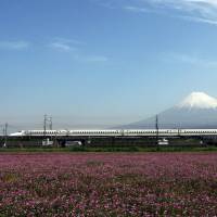 Central Japan Railway Co.\'s N700 \"Nozomi\" series shinkansen travels past Mount Fuji in Shizuoka Prefecture in April 2010. | BLOOMBERG