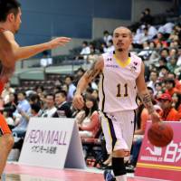 Never say die: League stalwart Cohey Aoki, shown playing for the Tokyo Cinq Reves in a 2012 file photo, announced that he will return for another season in Fukuoka. | YOSHIAKI MIURA