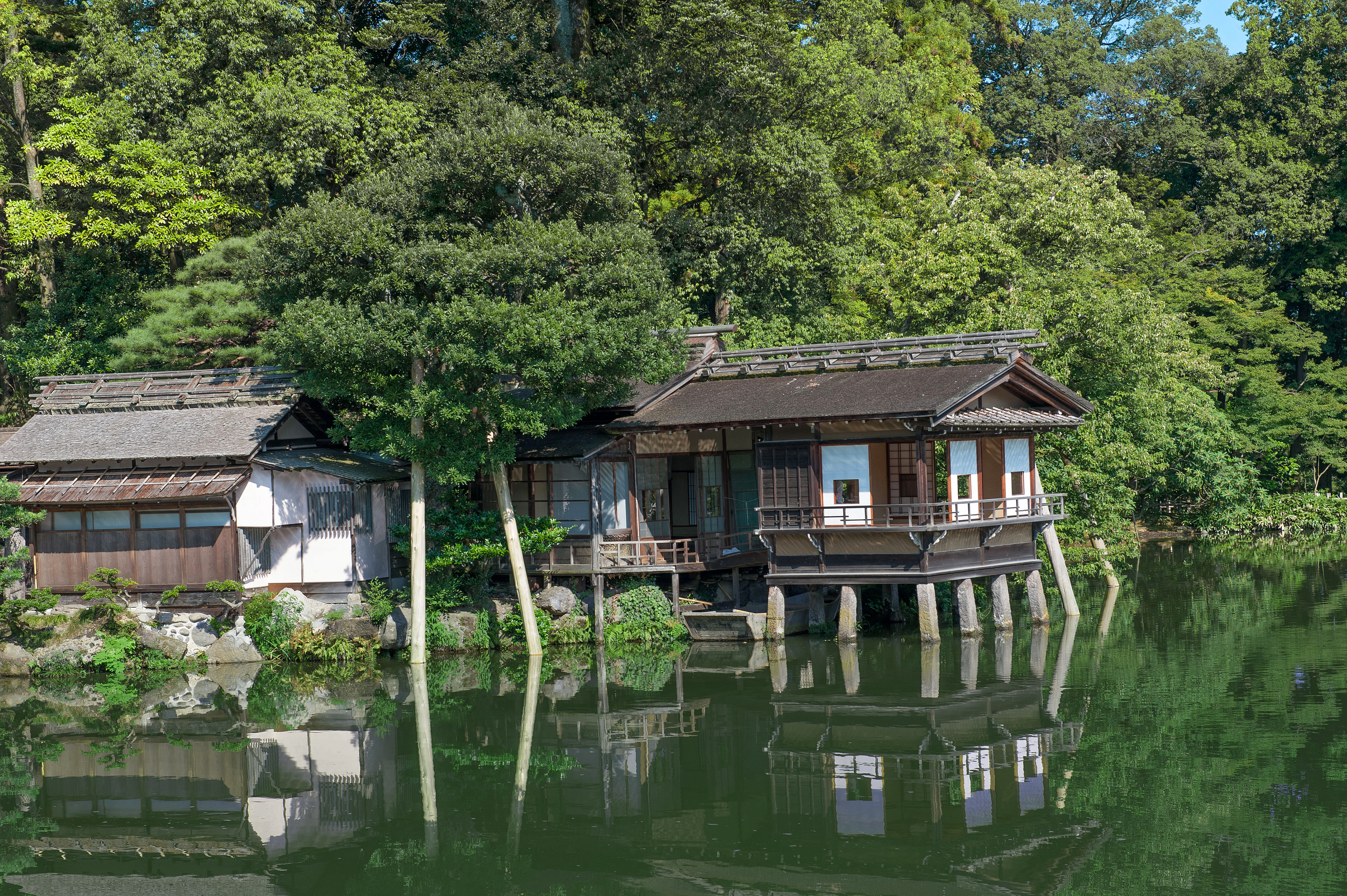 A teahouse in Kenroku-en is appealingly cantilevered over the garden’s large pond. | STEPHEN MANSFIELD