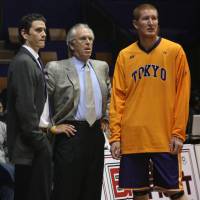 He’s seen what works: Longtime NBA coach Bob Hill (center), pictured while leading the Tokyo Apache in 2011, says the bj-league and the NBL should merge. Ex-Apache coach Hill supports FIBA mandate for JBA