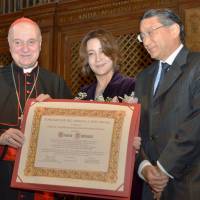 Japanese conductor Tomomi Nishimoto (center) is honored at the Vatican music festival in Rome on Thursday. | KYODO
