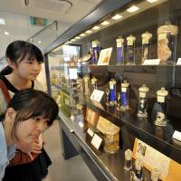 Science students Shizuka Kameda (front) and Ayumi Goto enjoy some of the specimens at the Meguro Parasitological Museum on Sept. 17. | YOSHIAKI MIURA