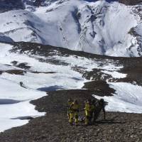 An image released by Nepal\'s military on Thursday shows soldiers recovering the bodies of trekkers who died in a blizzard and avalanche disaster in the Annapurna area. | AFP-JIJI