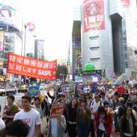 The student-led march on Saturday winds its way past the front of the Shibuya 109 building, a central Tokyo landmark. | SHUSUKE MURAI