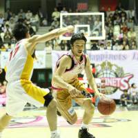 Launching point: Akita\'s Ryosuke Mizumachi drives the lane in the team\'s inaugural game in the bj-league on Oct. 16, 2010, against visiting Sendai. | AKITA NORTHERN HAPPINETS/BJ-LEAGUE