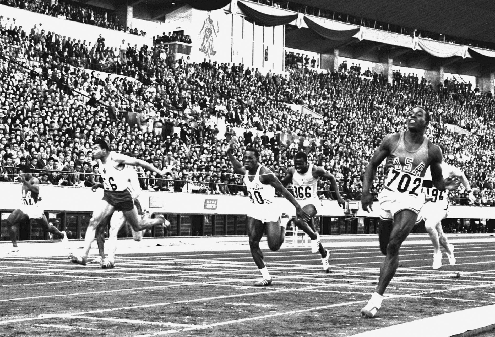 Remarkable speed: American Bob Hayes (right), a future NFL star, finished first in the 100-meter final at the 1964 Tokyo Olympics in 10.0 seconds, tying a world record.  | KYODO