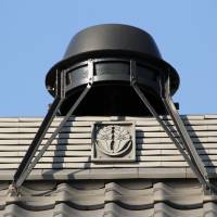 A cauldron resting on the roof of Tounji Temple. | KIT NAGAMURA