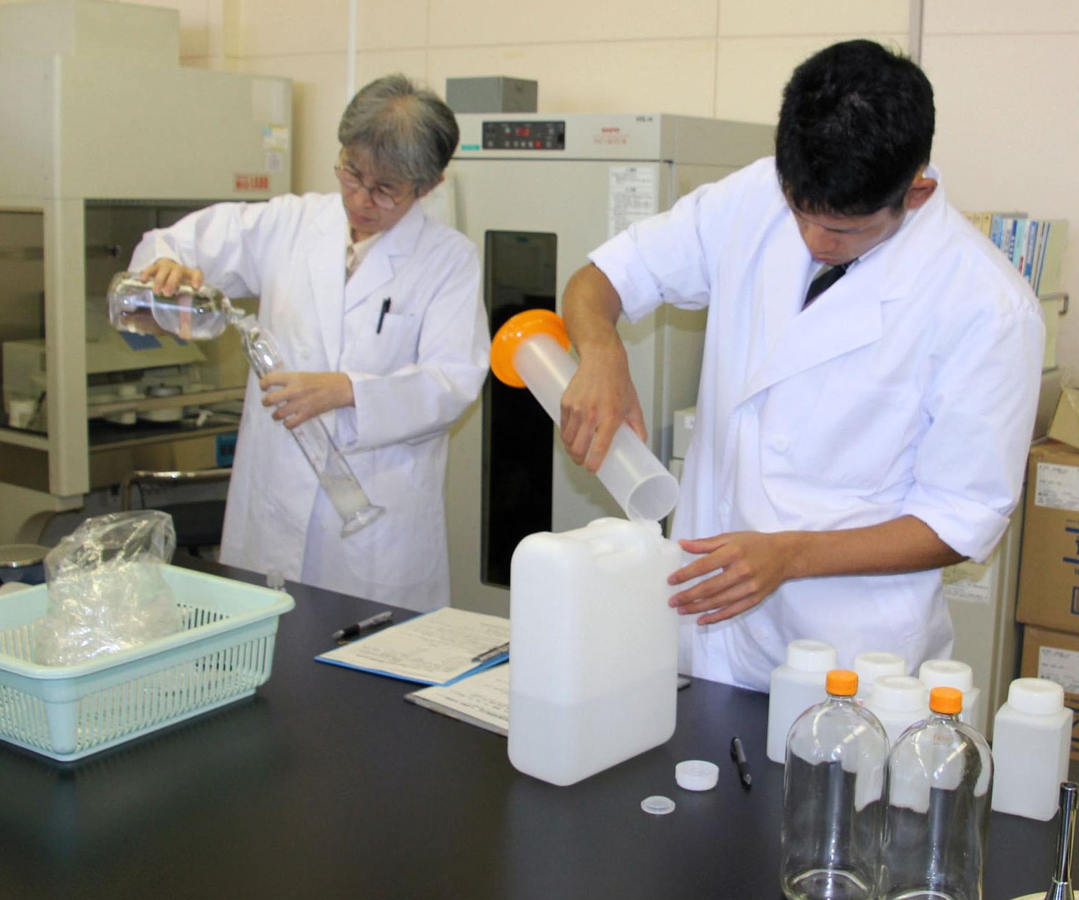Pharmacists in Nagaoka, Niigata Prefecture, prepare iodine solutions for children during a drill on Tuesday aimed at assuring residents' safety in the event of a radiation leak at the nearby Kashiwazaki-Kariwa nuclear plant. | KYODO
