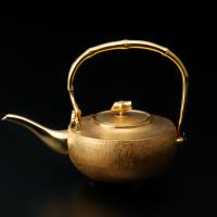 The Mitsukoshi store in Tokyo’s Ginza neighborhood will offer a gold sake jug and cup in a lucky bag priced at ¥20.15 million. The set, aimed at foreign shoppers, will go on sale Jan. 3. | ISETAN MITSUKOSHI HOLDINGS