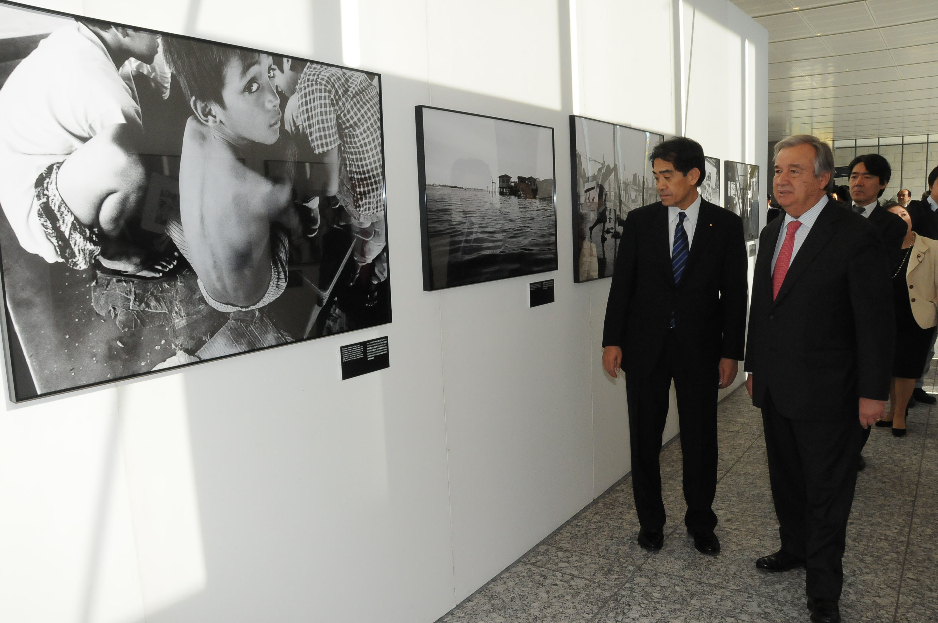 U.N. High Commissioner for Refugees Antonio Guterres (right) views 'Nowhere People,' a photo exhibition about stateless people, during a visit to a Lower House office building in Tokyo on Nov. 13. | SATOKO KAWASAKI