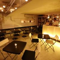 Upscale Tokyo bar Momo initially welcomed reviews on the Tebelog.com site, but now believes the constant scrutiny causes it harm. | BLOOMBERG