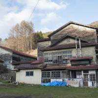  The exterior of an abandoned elementary school in the district of Suwa, Nagano Prefecture. | SKYE HOHMANN