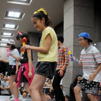 Young guns: Children participate in the Catch & Flow tournament in Tokyo’s Shinjuku district in September. | SATOKO KAWASAKI