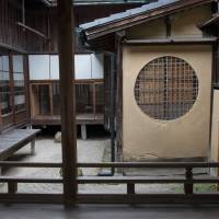 Earthen walls: A part of Mirei Shigemori’s former home in Kyoto employs the same materials that are used to construct teahouses. | STEPHEN MANSFIELD