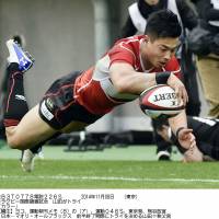 No looking back: Japan\'s Akihito Yamada scores a first-half try against the Maori All Blacks on Saturday at Prince Chichibu Memorial Rugby Ground. The Maori All Blacks beat the Brave Blossoms 20-18. | KYODO