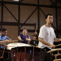 Lead drummers Mitsuru Ishizuka (center) and Tsuyoshi Maeda (right). | © TAKASHI OKAMOTO