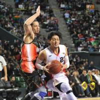 Back on track: Veteran standout Kimitake Sato, seen on offense in the 2012-13 All-Star Game, and the Niigata Albirex BB defeated the Shimane Susanoo Magic 76-71 on Saturday. Sato scored 13 points. | YOSHIAKI MIURA