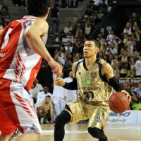 Potent weapon: Guard Narito Namizato of the Ryukyu Golden Kings, seen in this file photo from May 2012, dished out a season-best eight assists in a 96-62 victory over the host Osaka Evessa on Sunday. | YOSHIAKI MIURA