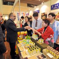 Pakistani Ambassador to Japan Farukh Amil receives halal-certified \"yuzu\" (citrus) paste at Japan Halal Expo 2014 at Makuhari Messe in the city of Chiba on Wednesday. | YOSHIAKI MIURA