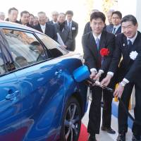 Tokyo Gas Executive Vice President Yutaka Kunigo (right), and Chihiro Tobe, director of the Hydrogen Fuel Cell Promotion Office at the Agency for Natural Resources and Energy, hold a media preview at a hydrogen refueling station in Nerima Ward, Tokyo, recently. | KAZUAKI NAGATA