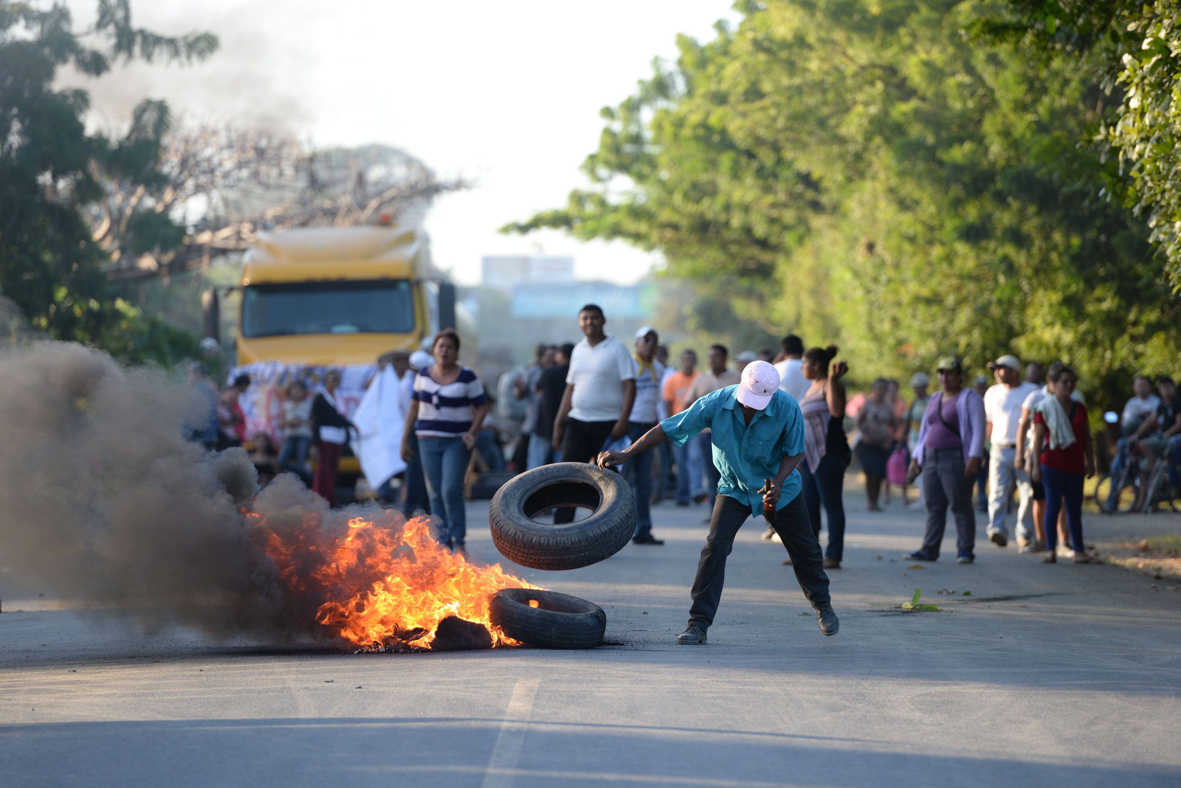 Protesters set tires alight as work begins on a &#36;50 billion China-backed interoceanic canal in Rivas, Nicaragua, on Dec. 22. | AFP-JIJI