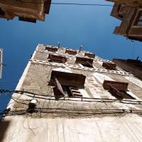 The building that American photojournalist Luke Somers, killed during a failed attempt by U.S. special forces to free him from al-Qaida militants, lived in is seen in the the old city of Sanaa on Sunday. U.S. officials defended President Barack Obama\'s decision to launch a special forces rescue operation in Yemen that ended with al-Qaida killing Somers and a South African teacher. | AFP-JIJI