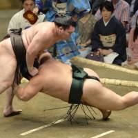 Top of the game: Hakuho beats Chiyotairyu at the Kyushu Grand Sumo Tournament in November. | KYODO
