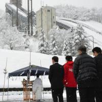 Officials in Hakuba, Nagano Prefecture, pray for a safe season at the village\'s ski slopes this winter as efforts to recover from the magnitude-6.7 quake on Nov. 22 continue. | KYODO